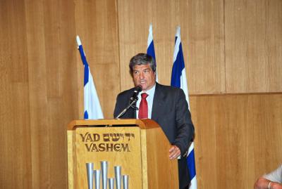 מר סנדרו דה ברנארדין, שגריר איטליה בישראל, נושא דברים בעצרת