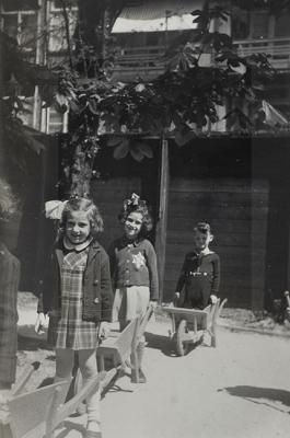 דייזי (מרים) במרכז, בגן הילדים באמסטרדם, 1942