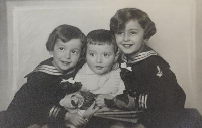 The siblings Anny, Tzipora and Paul Löwinger as children