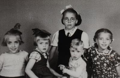אלכסנדר עם בנות משפחת שורמן, 1944