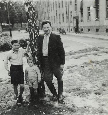 שמואל עם אביו יעקב ואחיו הצעיר מיכה במחנה העקורים וצלאר ב-1948