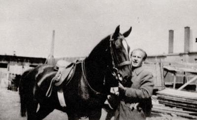 Oskar Schindler avec son cheval, Cracovie, Pologne, 1942