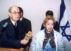 Justice Yaacov Maltz awarding the Righteous Among the Nations medal to Tamara Bromberg