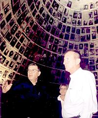 חולדאי (מימין) מתרשם מהיכל השמות החדש במוזיאון לתולדות השואה