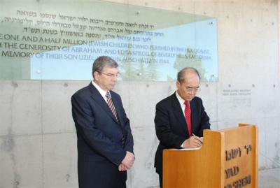 Director General of UNESCO Koichiro Matsuura signing the Visitors’ Book outside of the Children’s Memorial