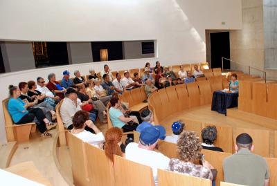 גברת רעיה סודרי, חברת ועד ארגון יוצאי וישנוביץ מנהלת את טקס האזכרה בבית הכנסת ביד ושם