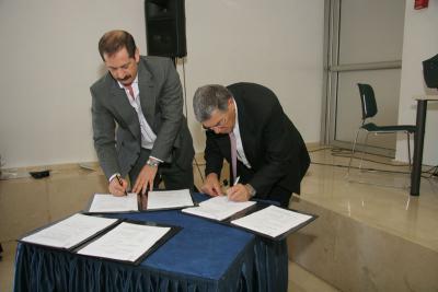 Signing the cooperation agreement between Yad Vashem and the Genesis Philanthropy Group - (from right) Chairman of the Yad Vashem Directorate Avner Shalev and Director of the Genesis Philanthropy Group Stan Polovets