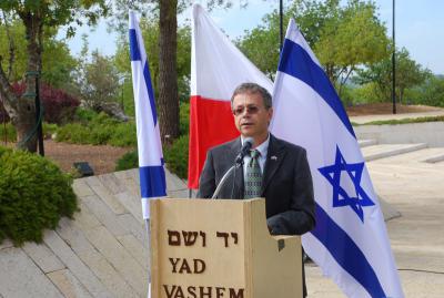 Dr. Moshe Bronstein, son of the late Sophia Sarah Bronstein née Gwirtzman, Holocaust survivor, delivering his address at the ceremony
