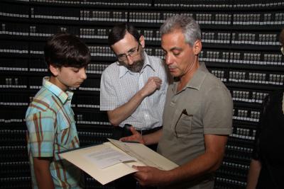 Director of the Hall of Names Alex Avraham presenting White House Chief of Staff Rahm Emanuel and his son Zach with a certificate of participation in the Twinning Program