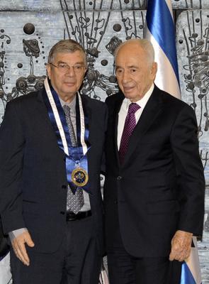 Präsident Peres und Avner Shalev nach der Überreichnung der Medaille
