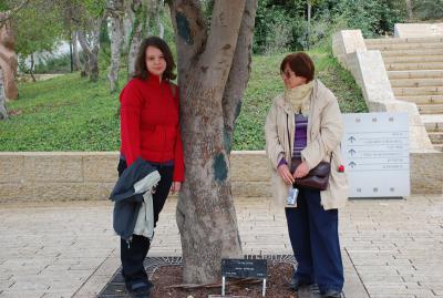 La fille et la petite-fille d’Irena Sendler à côté de l’arbre planté en son honneur, Yad Vashem, 2010