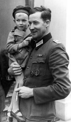 Hosenfeld mit einem polnischen Kleinkind im Arm, September 1940