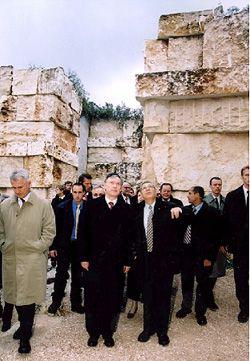 נשיא גרמניה (במרכז משמאל) מסייר בבקעת הקהילות ביד ושם, מלווה ביו&amp;quot;ר הנהלת יד ושם אבנר שלו (מימינו)