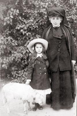 La jeune Sofka, avec sa grand-mère et un mouton 