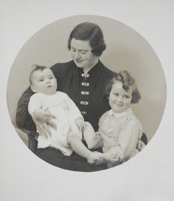אדית אלקלס עם ילדיה מרים ויוסי