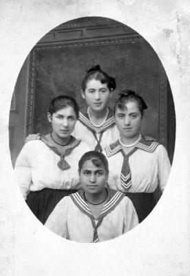 The four Eilenberg sisters: Shoshana (standing), Rivka, Miriam and Leah (seated)