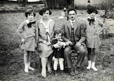 משפחת פלזנברג. מימין: לידה, מקס, זוזנקה, אסתר ואנדה