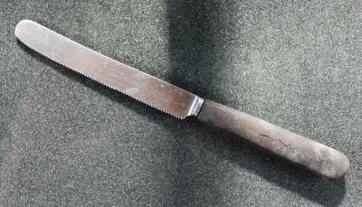 הסכין שניתנה במתנה למשפחה על-ידי אורח בשנת 1938, והוסתרה עם יתר החפצים בחבית