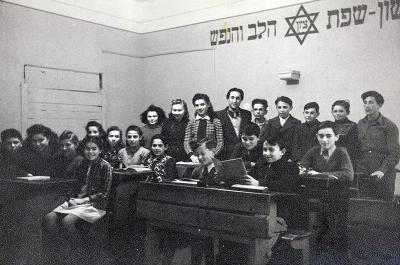 תלמידי כיתה ה' בבית הספר העברי בווצלאר, 1946. בשורה הראשונה, שני מימין - שמואל