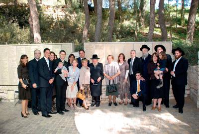 סטאניסלאבה אנדרישק ומשפחת למט המורחבת, מול שמותיהם של סטאניסלאב ויאדוויגה שולץ החרוטים בקיר הכבוד בגן חסידי אומות העולם