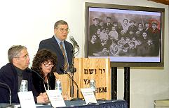 יו&quot;ר הנהלת יד ושם, אבנר שלו (עומד במרכז) מציג את המאגר המרכזי של שמות קרבנות השואה
