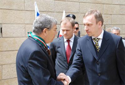 Polish Minister of Culture Zdrojewski shakes Chairman of the Yad Vashem Directorate Avner Shalev’s hand after presenting him with the “Gloria Artis” Medal of Honor. Between them- Prime Minister Tusk