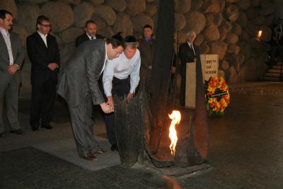 German Khan and Mikhail Fridman, two of the founders of the Genesis Philanthropy Group, rekindling the eternal flame during a memorial ceremony in the Hall of Remembrance