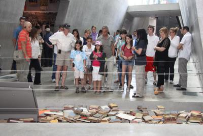 משפחת עמנואל במהלך סיורה במוזיאון תולדות השואה ביד ושם, מלווים בסגנית מנהלת המוזיאון, יהודית שנדר