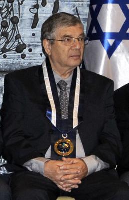 Avner Shalev nach dem Empfang der Medaille