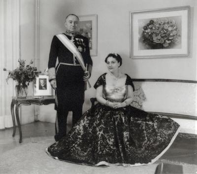 Sebastián de Romero Radigales y su esposa Elena Cutavà en el consulado español en Atenas