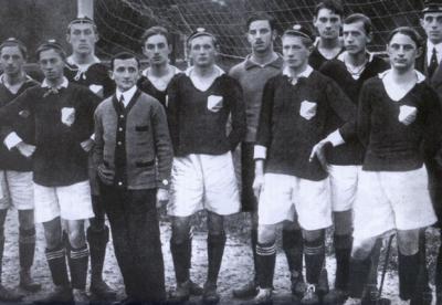 תדיאוש גבטנר (חמישי מימין) עם קבוצת פולוניה, 1916