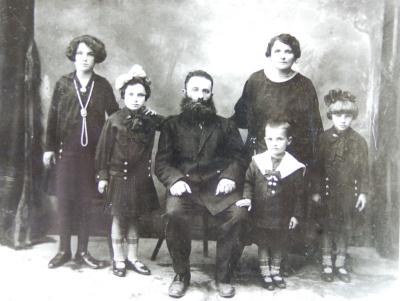 Grandparents Nachman and Yafa with their children Malka, Haim, Bracha and Sima 