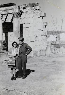 יעקב במדי הצבא הבריטי בירח דבש עם אשתו בתיה. ארץ ישראל, 1946