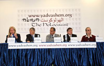 Participants in the panel discussion “The Holocaust and the Arab World”. From left to right: Journalist Smadar Perry, Chairman of the Yad Vashem Directorate Avner Shalev, Journalist Nazir Majali, Dr. Meir Litvak and Isaac Schneebaum