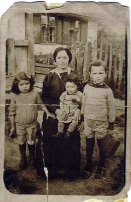Gittel Stromer and her children: Zlateh, Henia and Moty, 1917