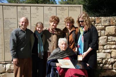 בני משפחת פלשר ליד קיר הכבוד בגן חסידי אומות העולם