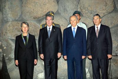 Memorial Ceremony in the Hall of Remembrance: (from left to right) Margit Fischer and President Heinz Fischer, President of the State of Israel Shimon Peres, Chairman of the Yad Vashem Directorate Avner Shalev