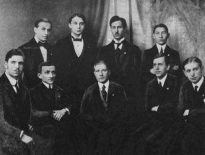 גבטנר (יושב במרכז) עם חברי מועדון הכדורגל פולוניה