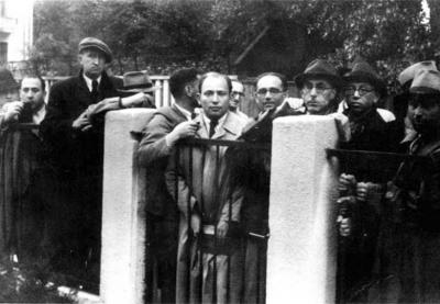 Juden warten auf Einreisevisa vor dem japanischen Konsulat in Kowno