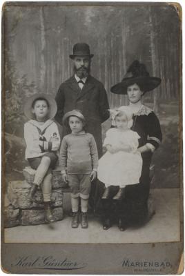 משפחת פינס במריאנבאד Marienbad, אוסטריה, 1913: ההורים – חיה פינס לבית גינצבורג, יצחק אליהו פינס, וילדיהם (מימין לשמאל): גיטה, ישראל ואריה לייב