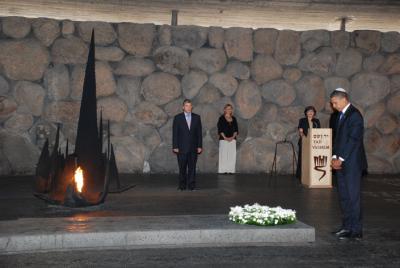 הסנטור ברק אובמה (מימין), מניח זר בטקס הזיכרון באהל יזכור