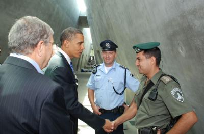 הסנטור ברק אובמה לוחץ את ידו של קצין מג&quot;ב, פקד אמל גאנם, שחיסל אמש את המחבל בפיגוע בירושלים
