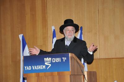 Chairman of the Yad Vashem Council Rabbi Israel Meir Lau speaks to the audience