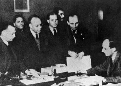 Budapest, Ungarn, 1944 – Raoul Wallenberg (sitzend) mit jüdischen Assistenten in der schwedischen Botschaft. 