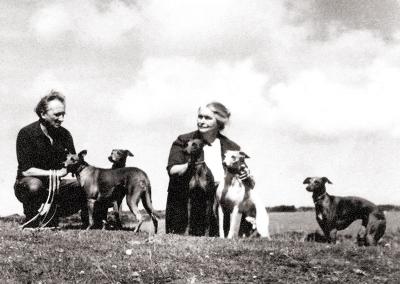 Sofka avec ses chiens. Bodmin Moor, 1967