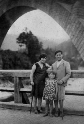 זלטה, אחותו של יואכים פלשר, עם בעלה ובתה