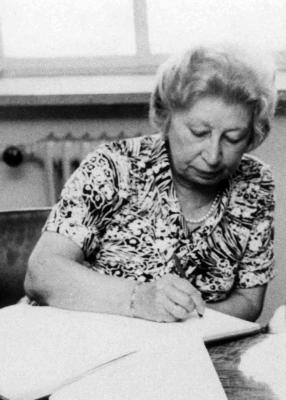 Miep Gies beim Unterschreiben des Gästebuchs in Yad Vashem, 6. Mai 1977