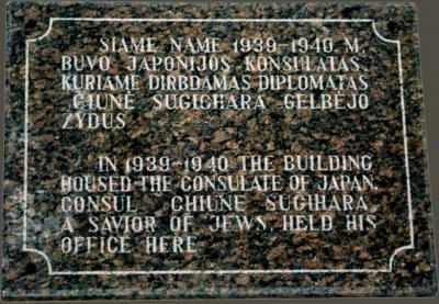 Placa colocada después de la guerra en el edificio que albergaba el consulado japonés en Kovno
