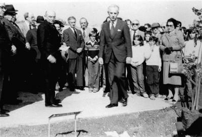 Raoul Wallenbergs Bruder beim Pflanzen eines Baumes zu dessen Ehren, Yad Vashem