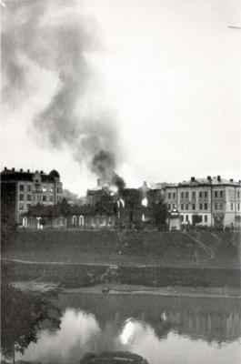 Una sinagoga ardiendo en Przemysl, Polonia, septiembre de 1939